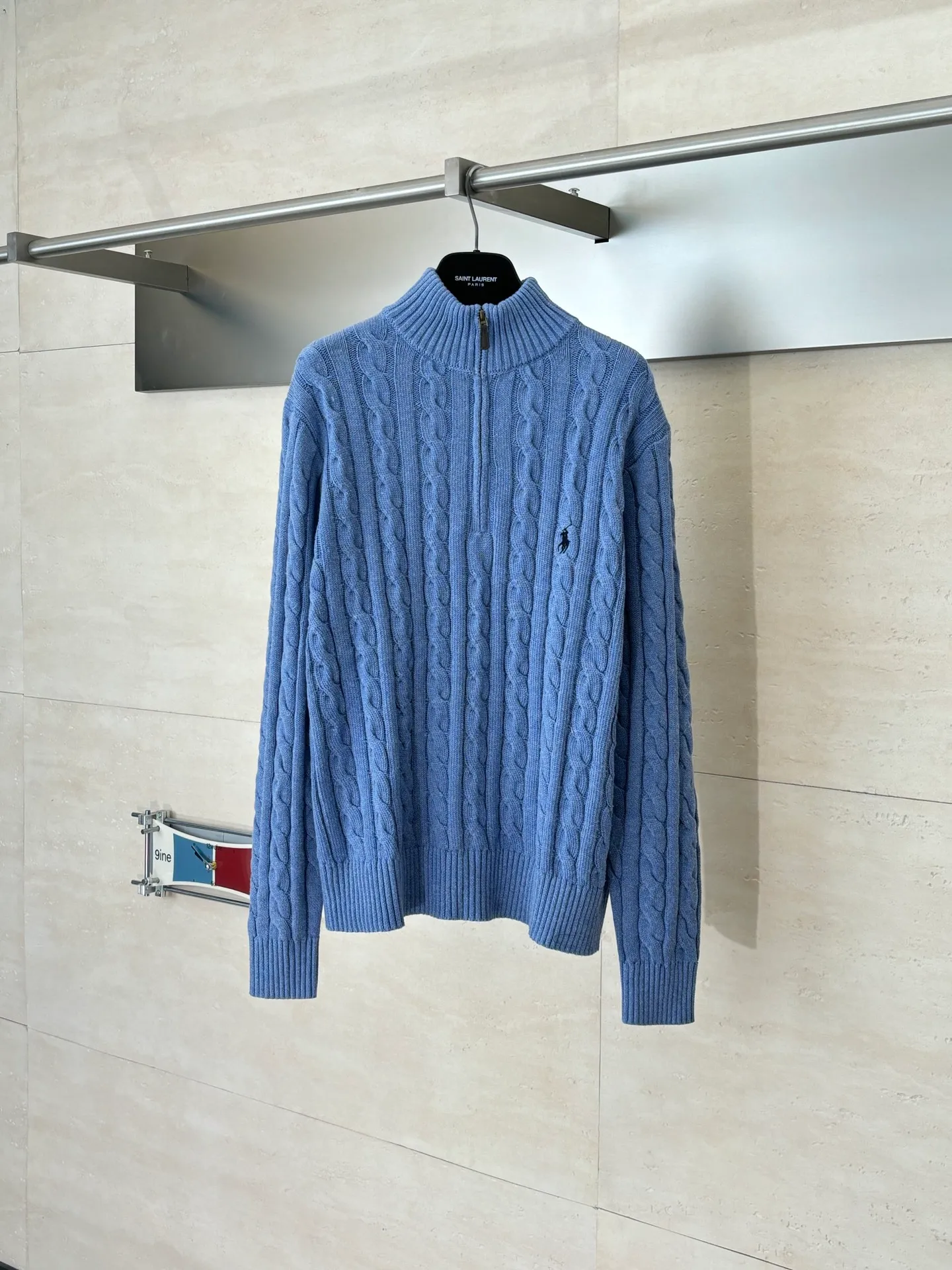 P440 Ralph Laure*/Ralph Lauren Polo cable-knitted half-zip sweater. Custom-woven cotton cable-knit thick-knit wool. Fine texture. Comfortable and close to the skin. Pure snow-like off-white as the main color. It demonstrates silent elegance. The classic cable-knitted structural design injects soul. The arrangement is precise and orderly. The exquisite pony logo is embellished with it. It has an atmosphere of freedom and vitality. It is highly recognizable. The zipper half-high collar design has just the right sense of gorgeousness. Interpret high-end style with unique details and adhere to the eternal elegance and taste Size: S/M/L/XL